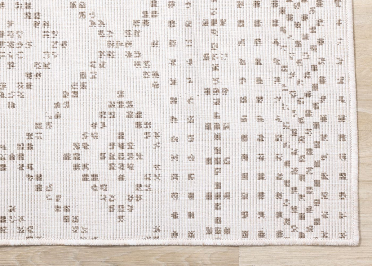 Summer Breeze 5'3" x 7'7" Outdoor Reversible Diamond Pattern - Beige, Cream