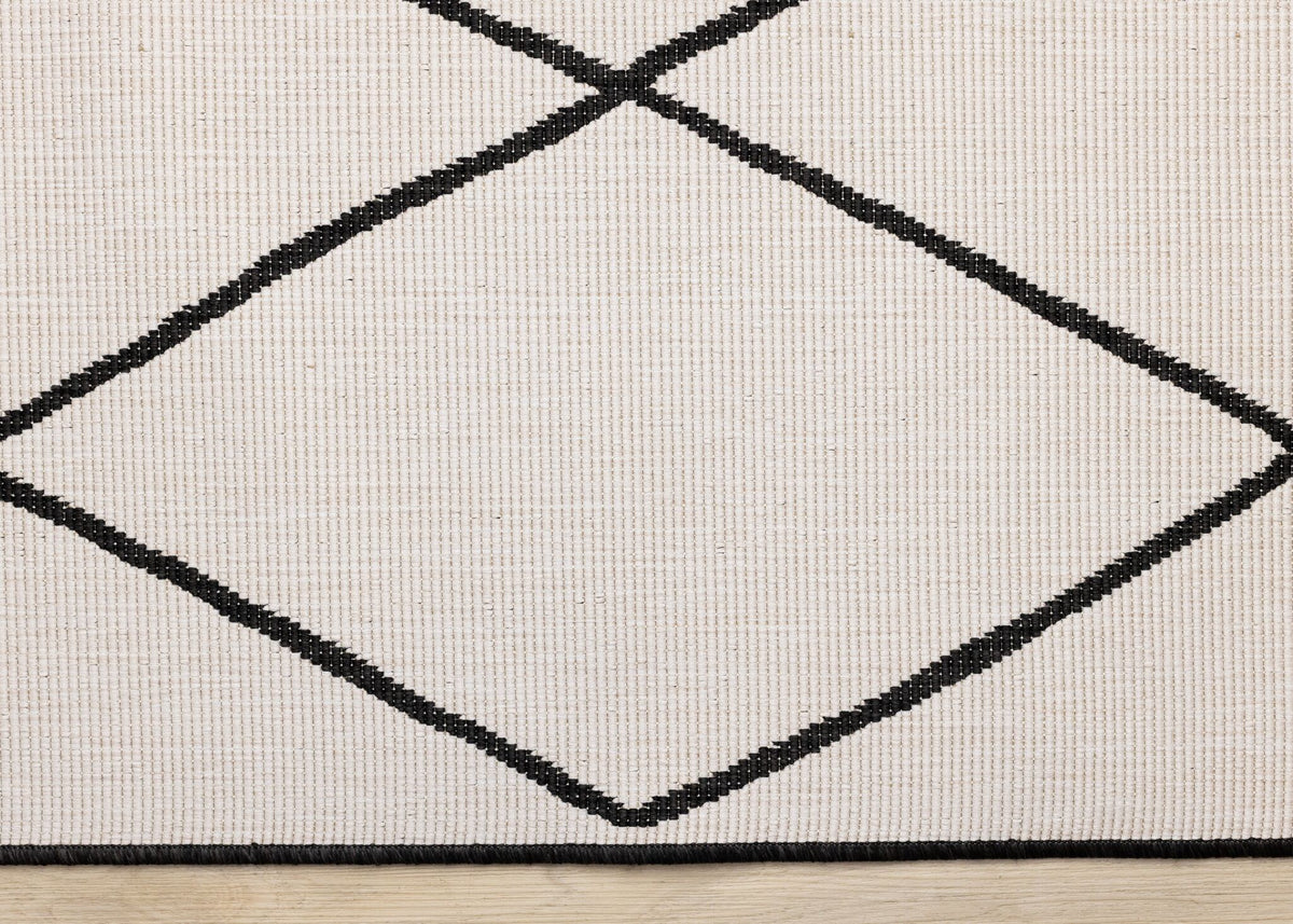Bristol 5'3" x 7'7" White Black Trellis Reversible Area Rug - White